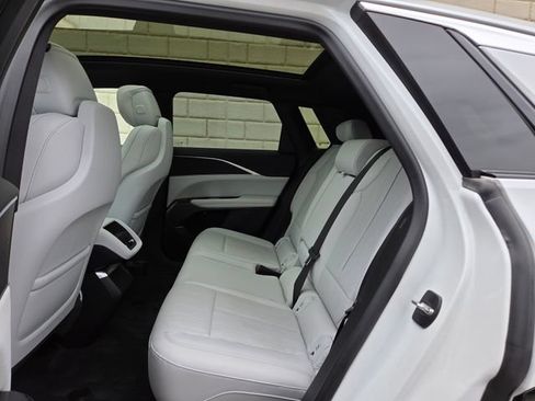 Used 2024 Cadillac Lyriq Luxury AWD/4WD image 36