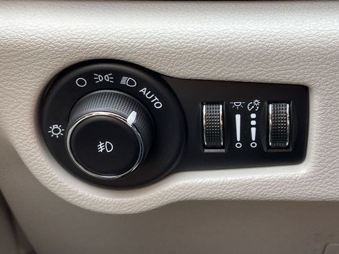 Used 2023 Chrysler Pacifica Touring-L FWD image 29