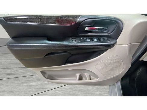 Used 2011 Chrysler Town & Country Touring-L w/ Entertainment Group #2 FWD image 9