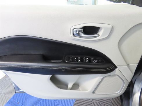 Used 2019 Jeep Compass Latitude image 15