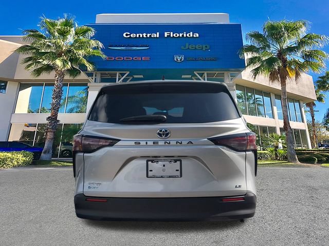 Used 2025 Toyota Sienna LE FWD image 6