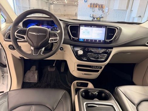 Used 2023 Chrysler Pacifica Touring-L w/ Road Tripper Package AWD/4WD image 33