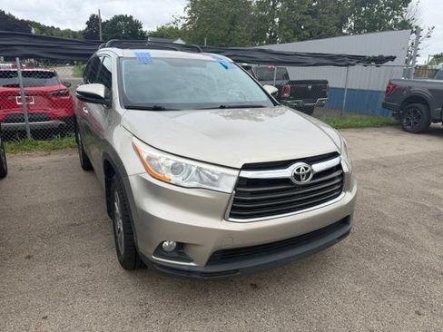 Used 2014 Toyota Highlander XLE AWD/4WD image 3