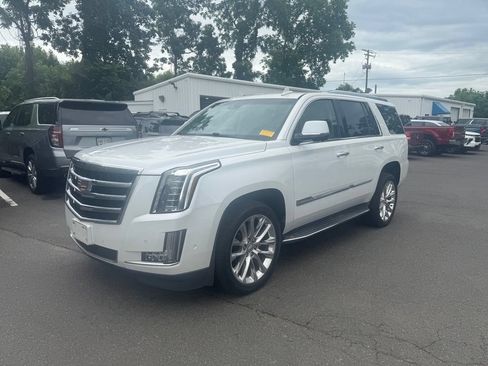 Used 2018 Cadillac Escalade Luxury AWD/4WD image 7