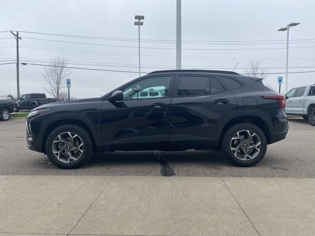 Used 2025 Chevrolet Trax LT FWD image 8