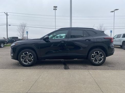 Used 2025 Chevrolet Trax LT FWD image 8