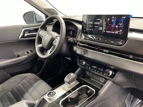 New 2025 Mitsubishi Outlander SE image 30