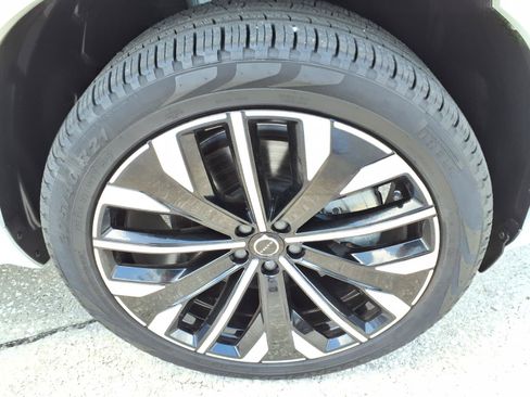 Certified 2025 Volvo XC90 T8 Plus AWD/4WD image 9