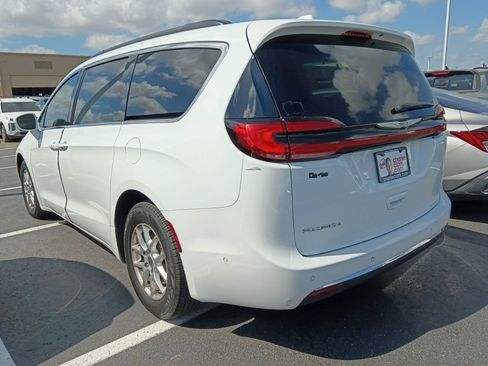 Used 2022 Chrysler Pacifica Touring-L image 4