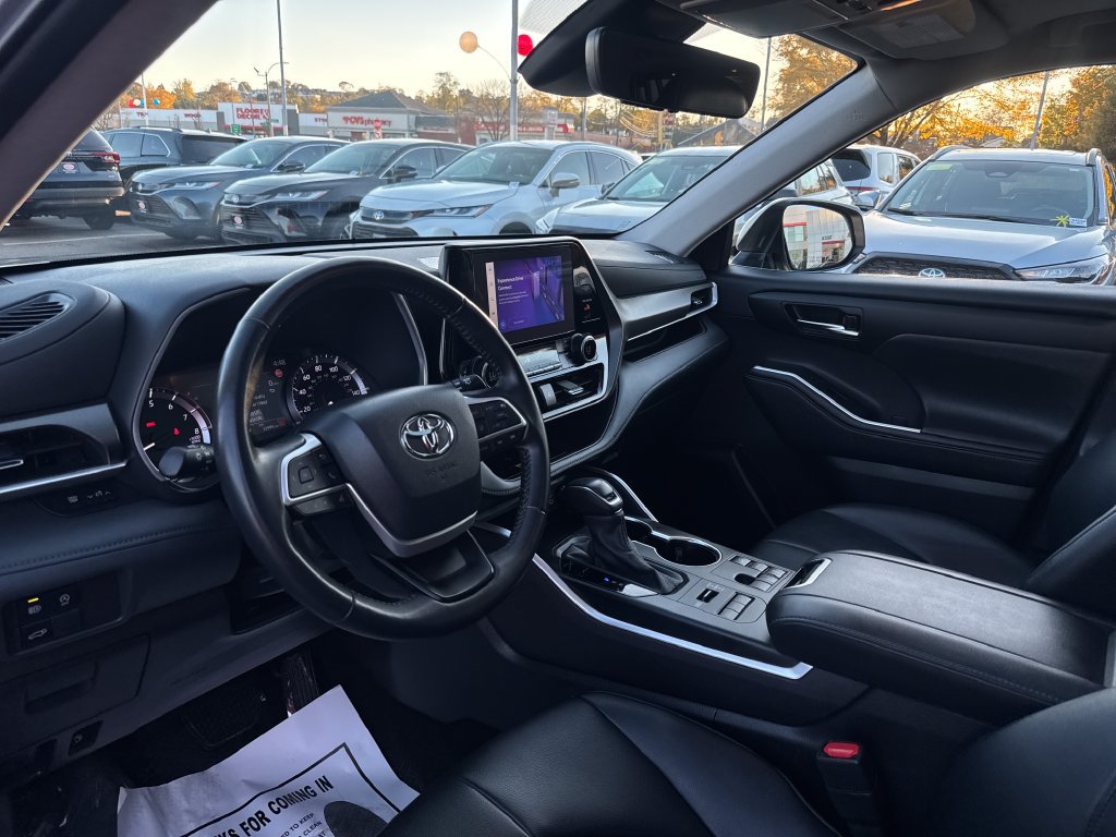 Used 2024 Toyota Highlander XLE AWD/4WD image 13