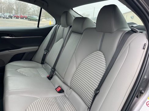 Used 2018 Toyota Camry SE w/ Moonroof Package image 13