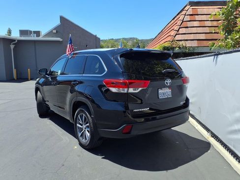 Used 2018 Toyota Highlander XLE w/ Carpet Mat Package (TMS) AWD/4WD image 5