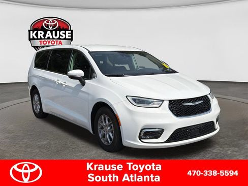 Used 2023 Chrysler Pacifica Touring-L FWD image 3