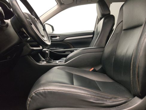 Used 2019 Toyota Highlander XLE FWD image 17