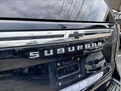 Used 2023 Chevrolet Suburban LT w/ LT Signature Package RWD image 5