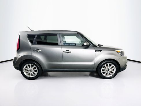 Used 2017 Kia Soul + image 10