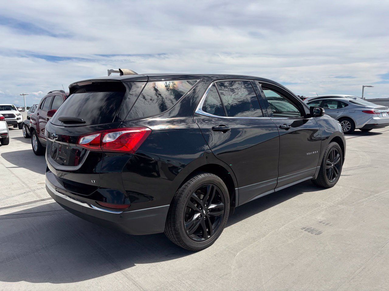 Used 2020 Chevrolet Equinox LT w/ Midnight Edition FWD image 2