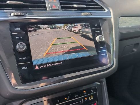 Certified 2022 Volkswagen Tiguan SE w/ Panoramic Sunroof Package image 18