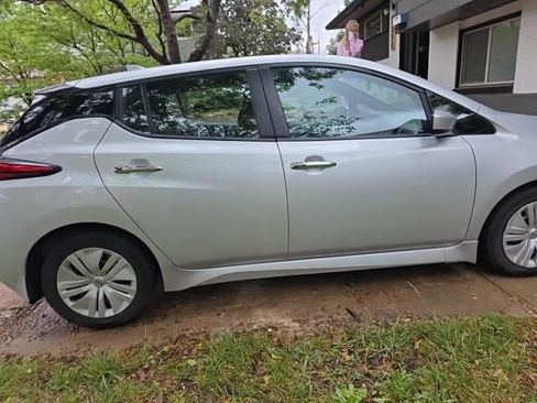 Used 2024 Nissan Leaf S FWD image 2