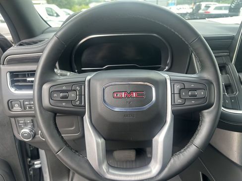 Used 2024 GMC Yukon SLT w/ SLT Luxury Package image 13