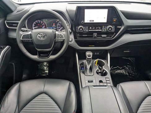 Used 2023 Toyota Highlander XSE FWD image 12