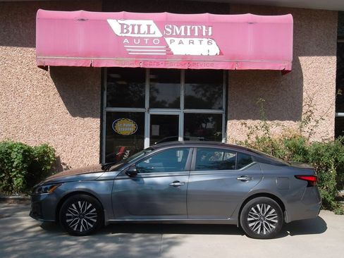 Used 2023 Nissan Altima 2.5 SV image 2