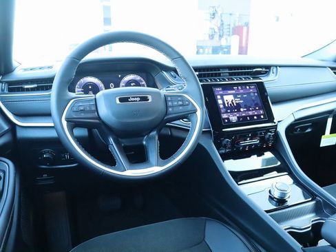 New 2025 Jeep Grand Cherokee Altitude image 2