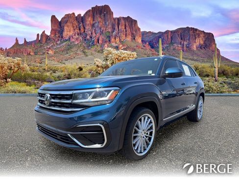 Used 2021 Volkswagen Atlas Cross Sport SE w/ Panoramic Sunroof Package FWD image 2