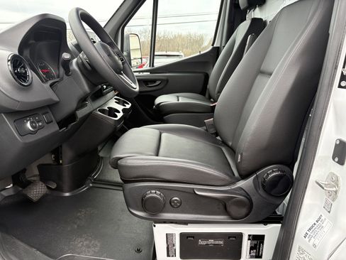 Used 2023 Mercedes-Benz Sprinter 3500 image 10