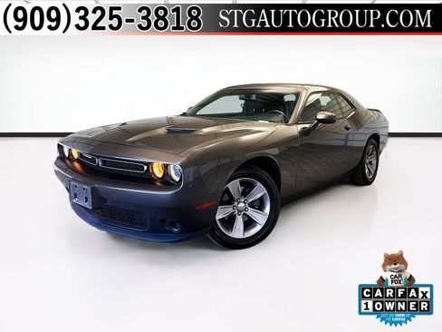 Used 2021 Dodge Challenger SXT image 1