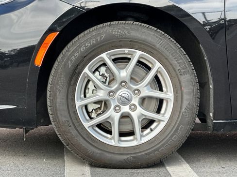 Used 2024 Chrysler Pacifica Touring-L image 24