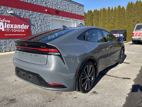 Used 2023 Toyota Prius XLE image 3