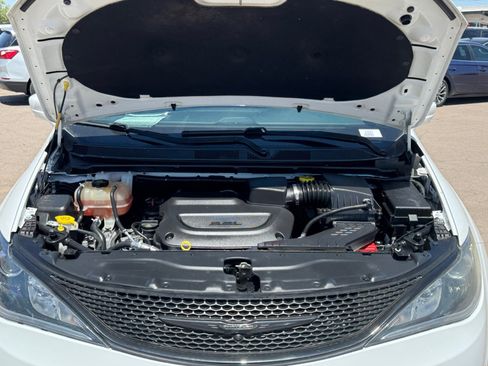 Used 2020 Chrysler Pacifica Touring-L Plus FWD image 20