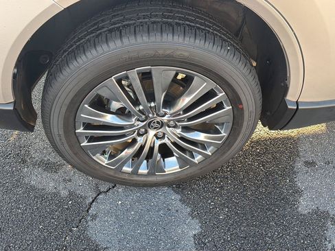 Certified 2023 Toyota Venza Limited AWD/4WD image 39