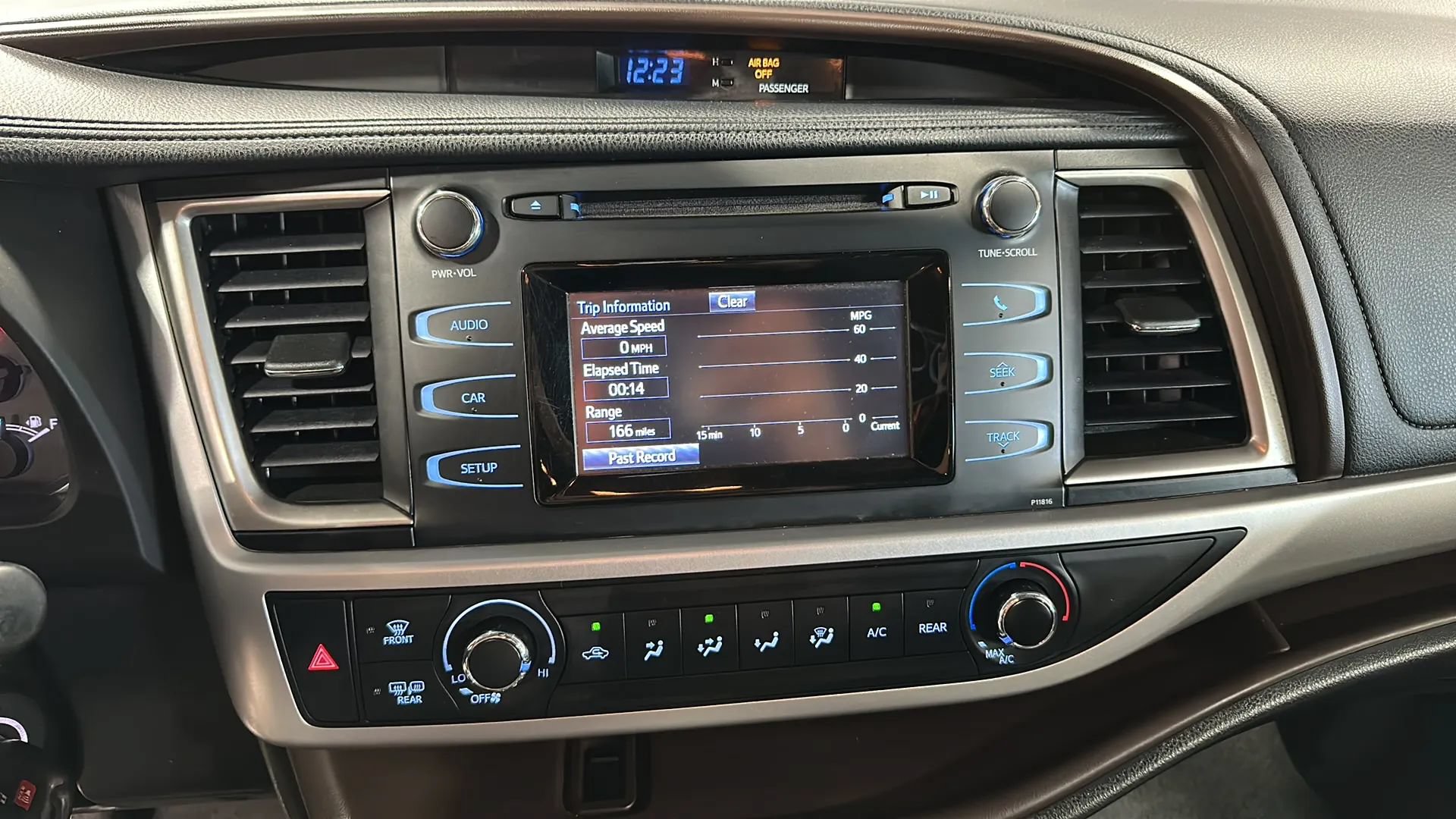 Used 2019 Toyota Highlander LE AWD/4WD image 24
