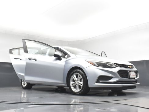 Used 2017 Chevrolet Cruze LT image 33