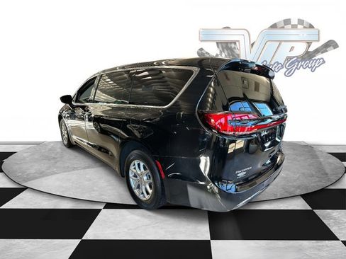 Used 2025 Chrysler Pacifica Select image 4