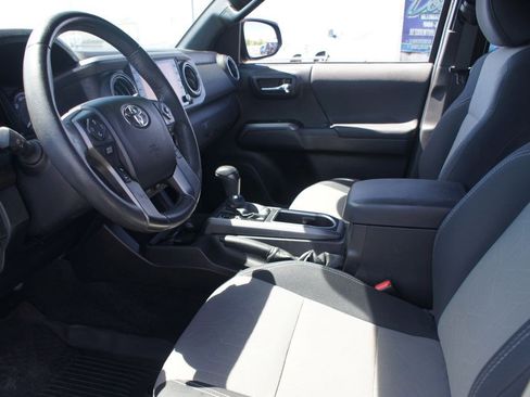 Used 2021 Toyota Tacoma TRD Sport AWD/4WD image 12