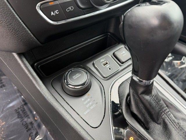 Used 2021 Jeep Cherokee Latitude Plus AWD/4WD image 18