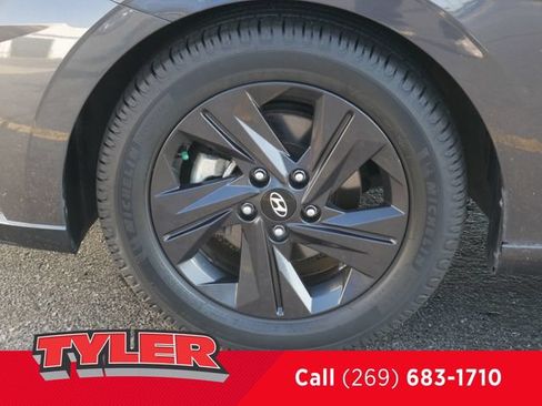 Used 2022 Hyundai Elantra SEL FWD image 37