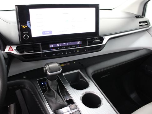 Used 2025 Toyota Sienna XLE FWD image 16