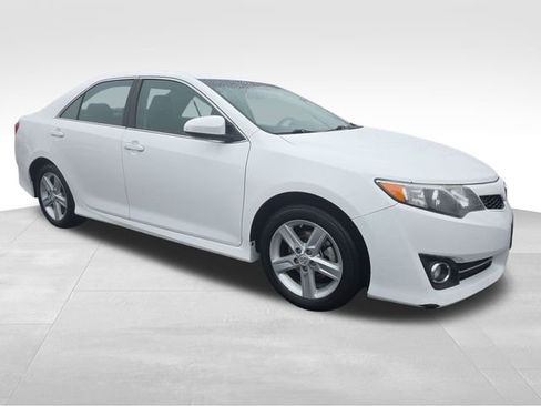 Used 2014 Toyota Camry L image 1
