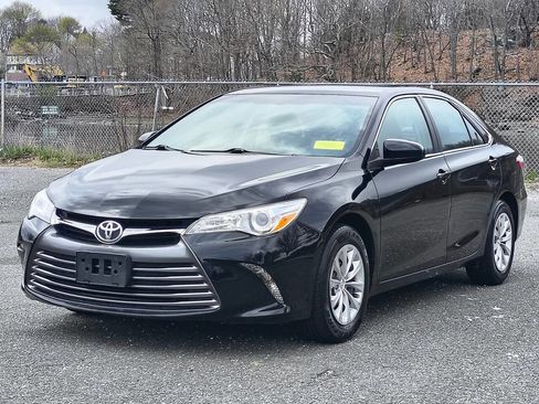 Used 2015 Toyota Camry LE image 3