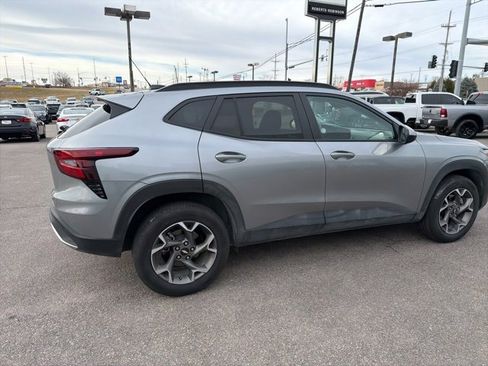 Used 2025 Chevrolet Trax LT w/ LT Convenience Package image 14
