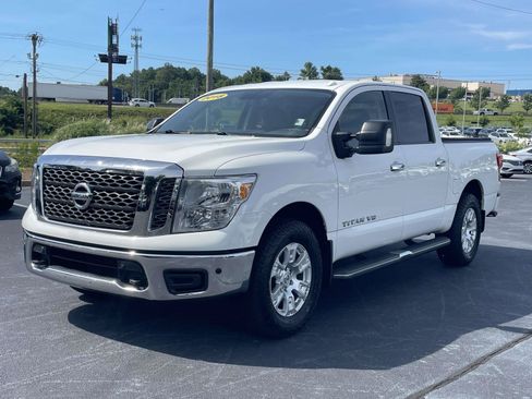 Used 2018 Nissan Titan SV w/ SV Convenience Package AWD/4WD image 3