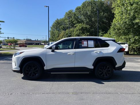 Used 2022 Toyota RAV4 LE FWD image 6