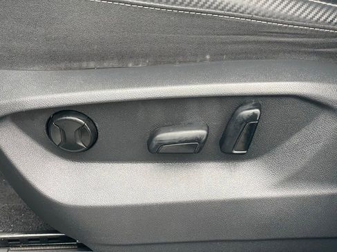 Used 2022 Volkswagen Atlas Cross Sport SE image 12