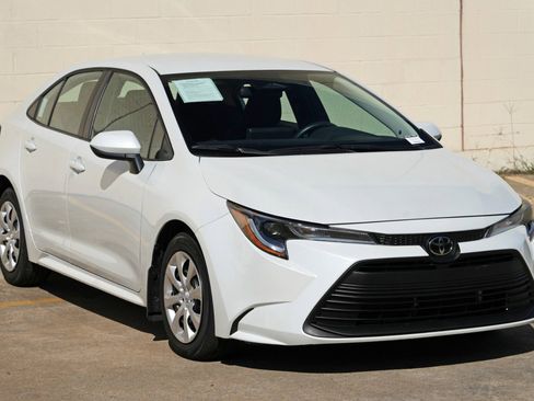 Used 2025 Toyota Corolla LE FWD image 50
