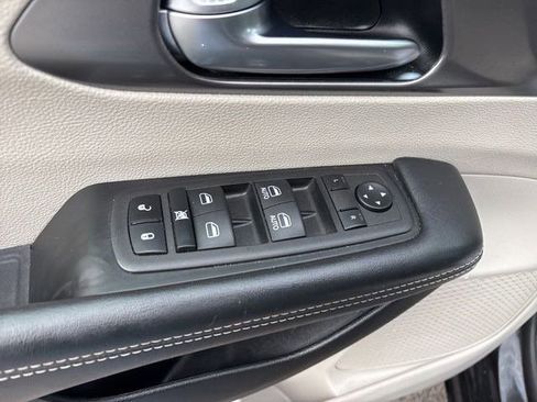 Used 2023 Chrysler Pacifica Touring-L image 14
