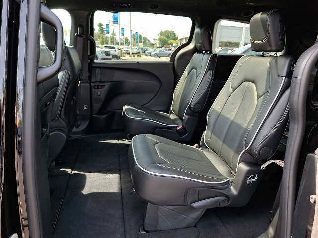 Used 2026 Chrysler Pacifica Limited FWD image 12